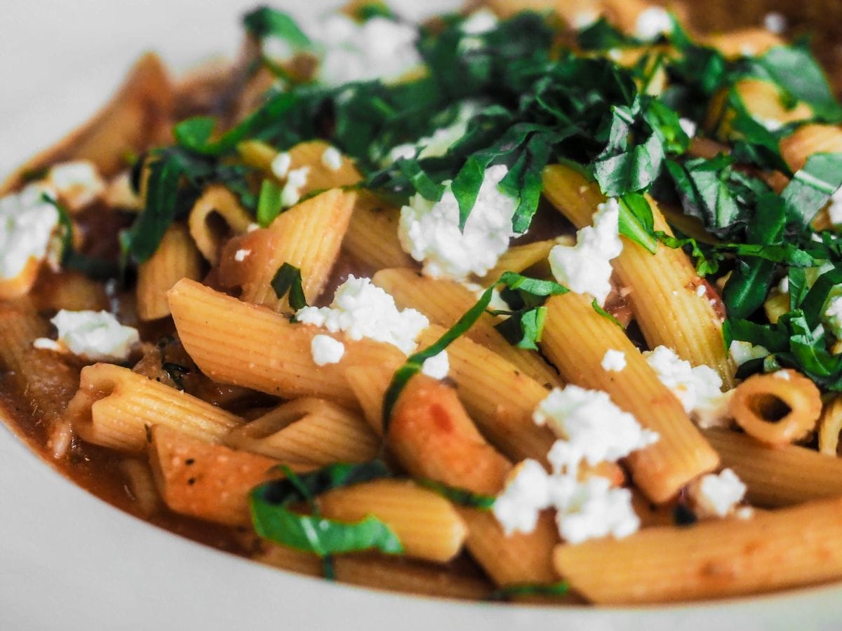 Nudelsalat mit Fetakäse Rezept – erfrischend und würzig