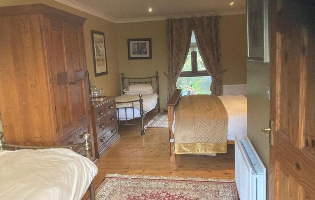 Cozy double room at Evergreen B&B Dublin